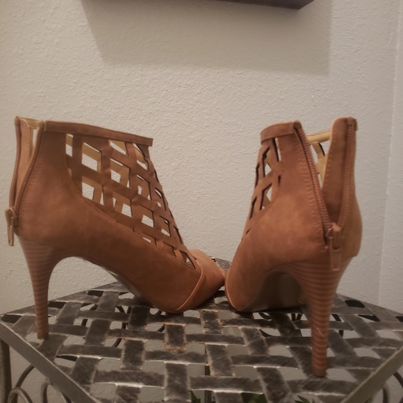 Heels - Picture 3 of 3